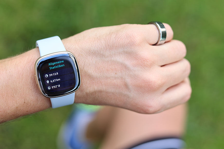 Man sieht die Trainingsdaten auf der Fitbit Sense 2.